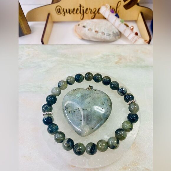 Handmade Gray Labradorite Bracelet & Carved Heart Pendant Bundle - Picture 3 of 7